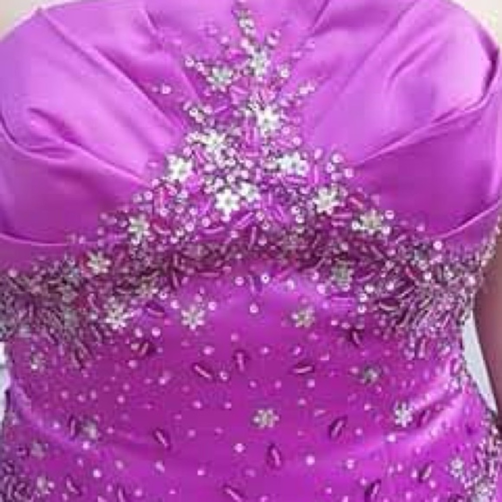I wore this dress and a spring formal a few years ago. - Picture 6 of 13